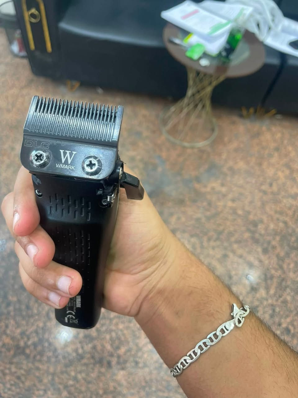 مكاين حلاقة نضاف حيلل vgr ودبليو مارك وsrt شرط الفحص رايدهن٣ تدريج و٢ صفر وجلايات ثنين ومقص تشفير اينزو رايدهن كلهن شلع ب٢٥٠ عنواني البلديات ***********
