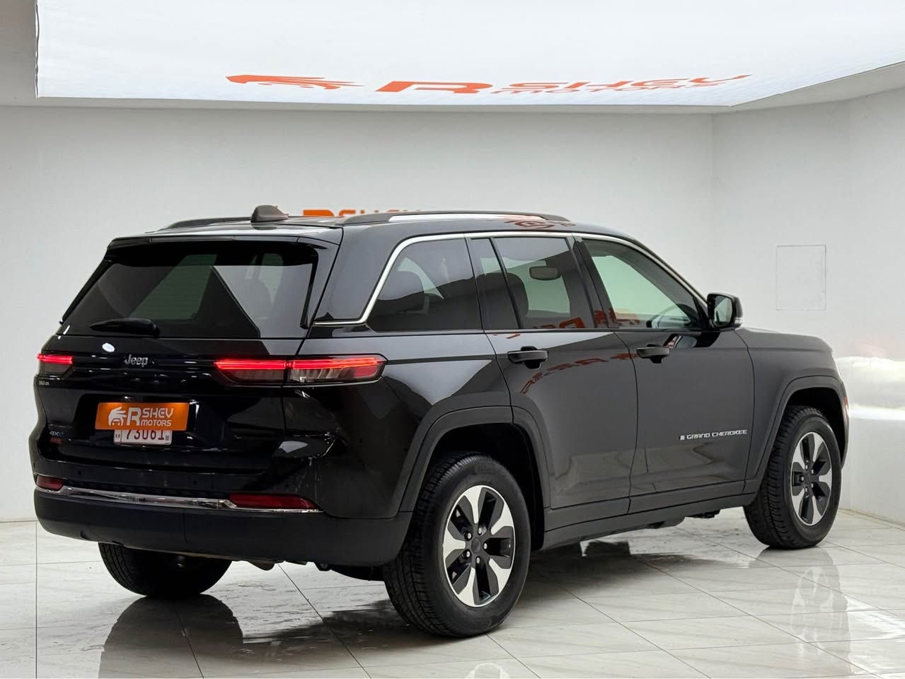 احلي و افخم سيارة هايبرد و كلين تايتل😍🔥
Jeep Grand Cherokee 2023
جيب گراند شيروكي ٢٠٢٣

مواصفات  Limited 4xe
(مقاعد جلد+تدفئة+خزن-سقف بانوراما-٣ شاشة-٥ وضعيات قيادة-هجين شاحن-تدفئة المقود-رادار)

مكينة ٤سلندر+توربو مع هجين شاحن و هايبرد حجم ٢.٠لتر 
ماشية 77,000 ميل و بحالة جداً ممتازة 

كلين تايتل مكفولة كفالة عامة السيارة كلش حلوة و نظيفة
رقم كاتي دهوك تترقم شمالي السيارة
مكفولة من كير و محرك و كهربائيات

و ب سعر(350$) ورقة و بيها مجال

مكان السيارة

دهوك -معرض ارشف R-Shev
رقم51 من معارض التيرمينال 

***********
*********** دهوك, العراق
