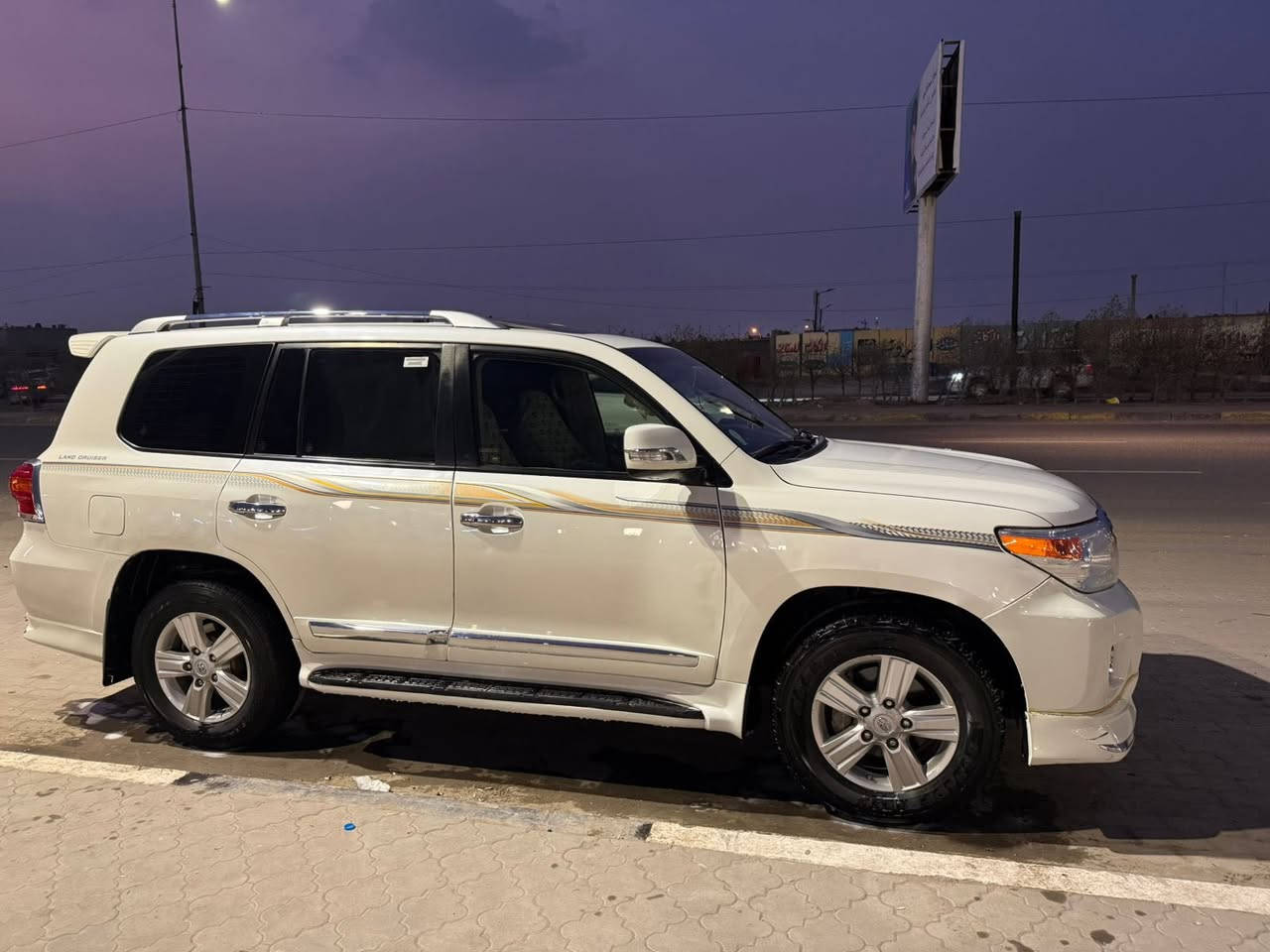 للبيع – تويوتا لاندكروز GXR 2015 بريم فول
• الموديل: 2015
 • الفئة: جكساره بريم فول مواصفات كاملة
 • الممشى: 140 ألف كم
 • السيارة: بدون أي نقص ميكانيكي أو كهربائي
 • الرقم: بصره
 • التحويل: مباشر

الملاحظات:
 • تعديل بارد في عدة أماكن بسيطة
 • مفتوحة قطعة
 • صبغ بحدود شبر في المدكر الخلفي الأيمن مع تعديل بارد بنفس المكان

السيارة استعمال نظيف وجاهزة للفحص.
السعر: 370

📍 الموقع: البصرة
للتواصل: 0782 997 9731
