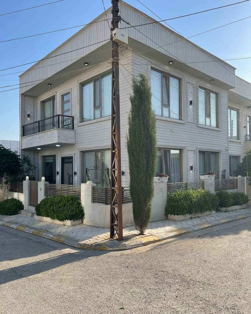 خانوو ‎بۆ فرۆشتن لە ســلێمانی-( گەڕەکی زانکۆ)

‎🔸ڕووبەری(100)مەترە ، 
‎🔸دوو نهۆمە 

‎پێکهاتووە لە:
‎نهۆمی یەکەم:
‎ میون،چێشتخــانە،مساعد،مشتملات 

‎نهۆمی دووەم:
‎ ،3ژووری نووستن ، مشتملات

‎بۆ زانینی نـرخ کــۆمێنت بنوسە یان
‎پەیوەندی بکەن بە ژمارە:  ***********
