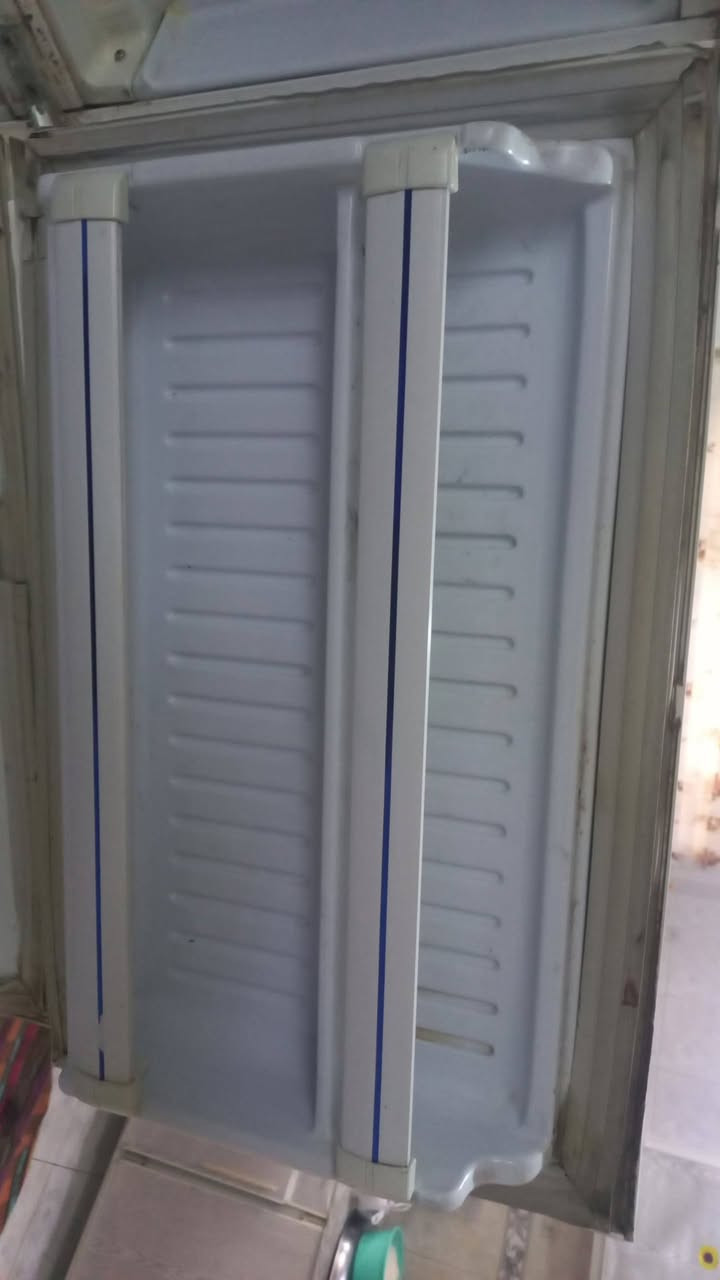 سلام عليكم من الاخير ثلاجه نضيفه مابيها شيء وحجم جبير الى وسط موطور ضعيف احسبه عاطل اخذها كشر ب100  رقمي ***********
