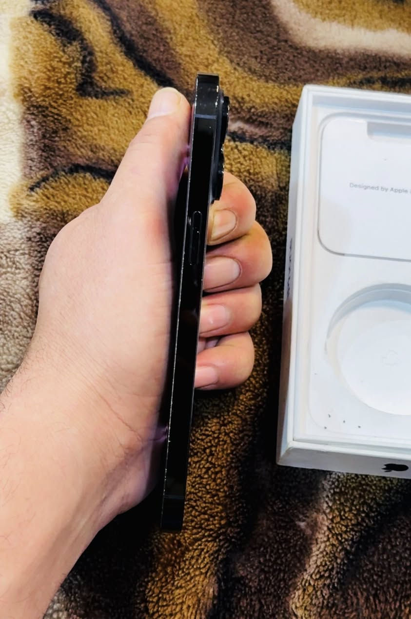 السلام عليكم
14 برو ماكس 256 
بطاريته 84 بلادي مكفول وتر نظافته 100 ملحقاته كارتونه سعره 850 الف مكاني بغداد *********** واتس
