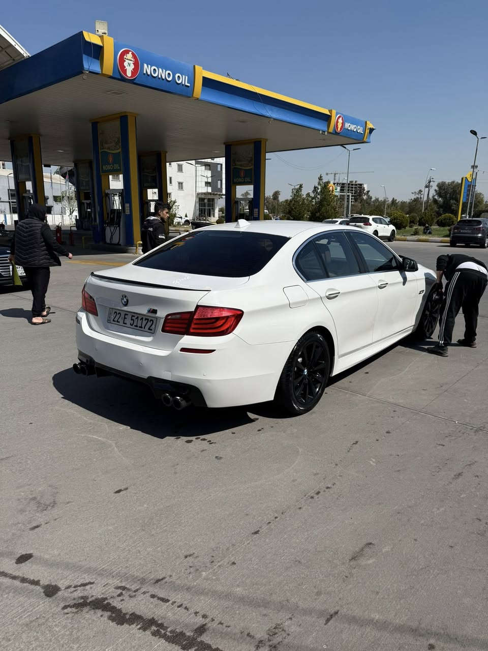 ‏BMW .لبيع
F10 - 2011 - 528
مكينة
المرغوب بدون توربو نوصل قصير (N52)
السيارة ماشية 186 الف كم
رقم اربيل- 
بأسمي تحويل مباشر
وارد خليج - وكالة العروش
السيارة بيها صبغ بابين فقط بدون دواخل بدون ايرباك
فول مواصفات
-   بردات ابواب
-   كاميرا خلفية
-   مري قلاب عند الرجوع للخلف
-   نظام انزلاق
-   توويل وليس فور ويل
-   تبريد منفصل
-   ويل كب اصلي حجم 18
-   حساس امامي خلفي شغال
-   صندوق شفط شغال
-   انظمة قيادة متعددة
-   اوتو هولد
-   ستيرن كهرباء
-   شاشة كبيرة
-   شفتات ستيرن
-   سلايد روف
-   مقاعد جلد كهرباء اللون قرميدي المميز
-   تنتة بلادية
- عليها كت كامل M دوسات و دعاميات
سيارة جديدة و بلادية تجي
شوف بعينك وتحكم بدون اي نواقص او اعطال يعني صفرمسج
ملاحظة :  عليها غرامة ١٤٠٠$ ارجعلك مع العقد
وبالخير ع الياخذها ...
السعر المطلوب 17,100 $
الف دولار
وبيها مجال بسيط ....
للاستفسار الاتصال ***********
مكان السيارة - اربيل - ازادي
