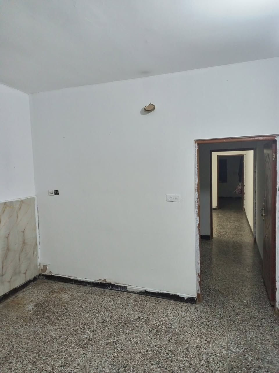 بيت 75 متر نضيف للبيع بشارع ابو سمير يتكون من مطبخ وحولي وهول وغرفه نوم وترك وصحيات  داخليه وخارجيه وطرمه وفوك غرفه صغيرة سعر البيع 58 مليون للاستفسار الاتصال على الرقم ***********
