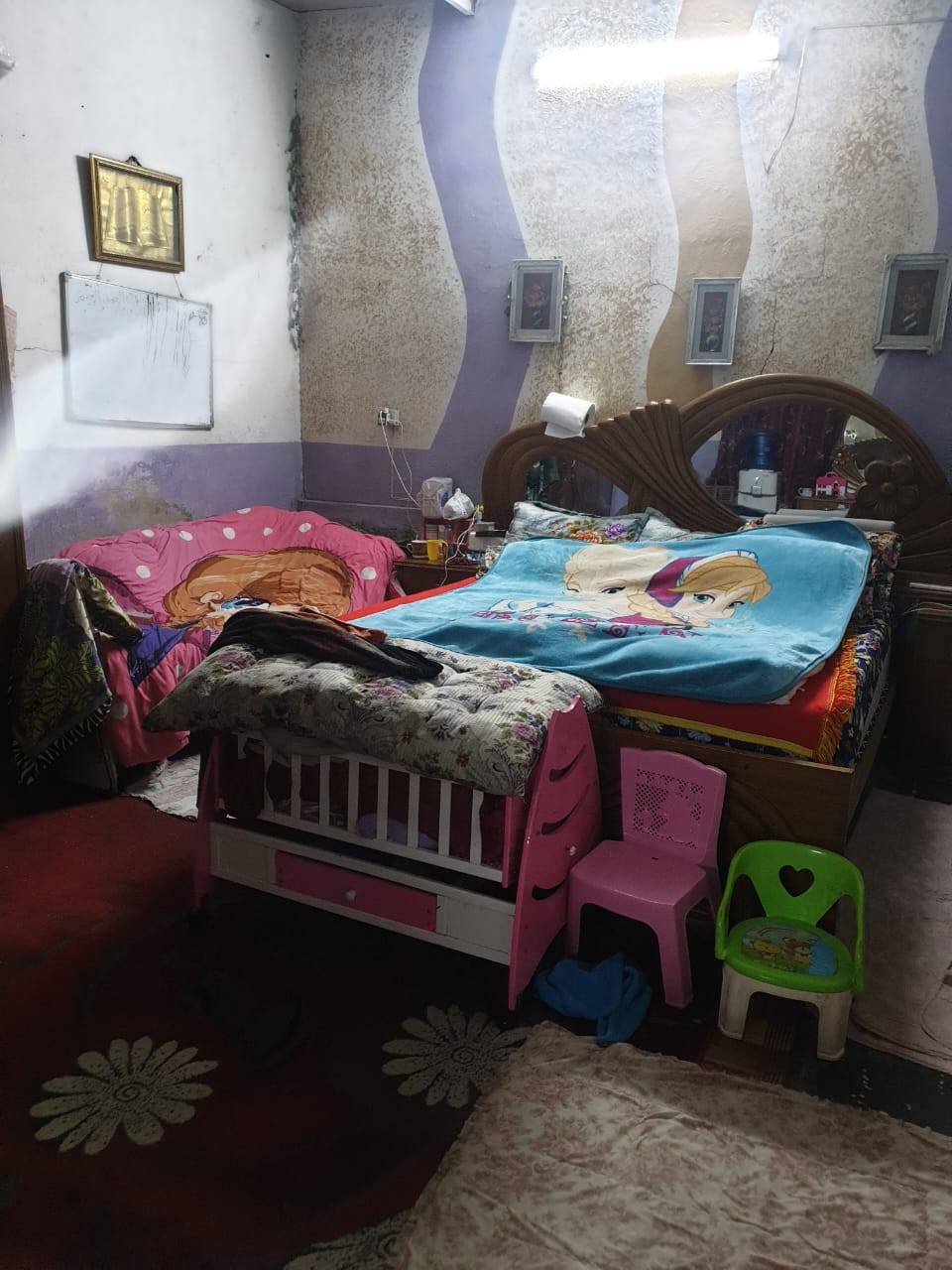 بيت تجاوز في حي الامانة قرب مجسر المهندسين الجديد قرب تقاطع الداخل للبيع المساحة ١٤٠ الواجهة ١٠ النزال ١٤ ونص يحتوي على غرفتين وحمام ومرافق وهول ومطبخ وترك كبير يصلح ان يكون غرفة البيت سقف  سندويش عدا المطبخ والهول عكاده تحتاج ترميم البيت بناء طابوق مجاري رئيسى ميزانية كهرباء الشارع تبليط للاستفسار ***********  ابو فاطمه يرهم ابيع نص من البيت
