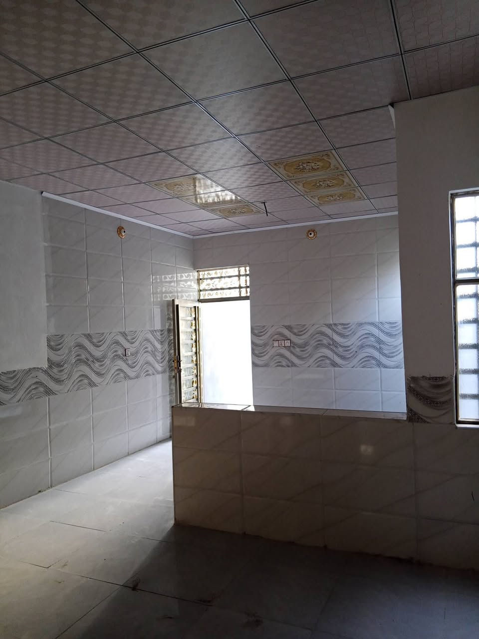 سلام عليكم  100متر للبيع بناء بلوك وعكاده تجعيب طابوك سقوف ثانويه ارضيه بورسلين يحتوي على غرفه او صاله وستقبال شارع المطار بشارع علكم بشارع حاتم الخير نهايت المقرنص بل بدايه  ***********
