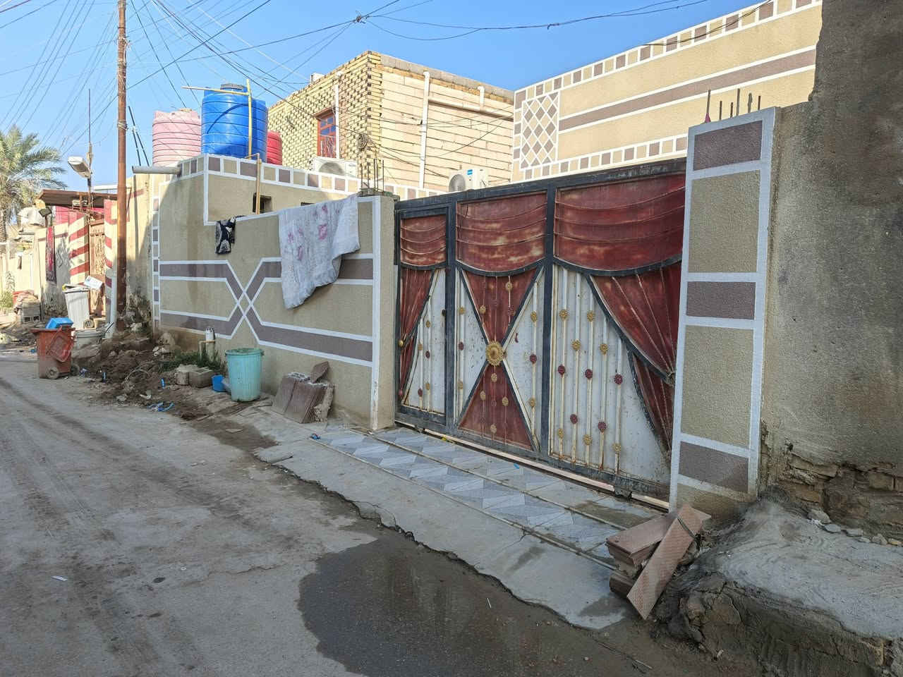 السلام عليكم ...
🏚️((( يعلن مكتب المنتظر للعقار عن وجود  🏠 بيت البيع 
قرب سواق بيت صدام ال سهيل البيت كلش مرتب المساحه 200 متر استقال وصاله وغرفتين نوم ومطبخ حار 
اللا ستفسارالاتصال ***********
