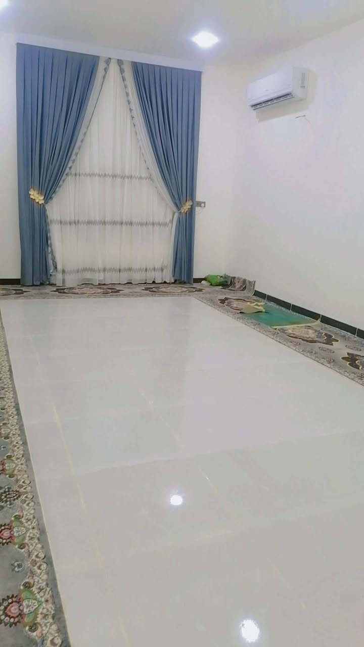 بيت للبيع غرفتين نوم صاله ستقبال مطبغ حمامات داخل وخارج مساحه 220م حي الدواغنه خامس فرع ***********
