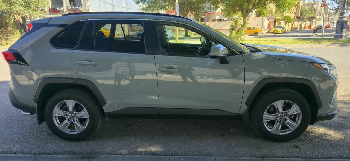 راف فور وارد امريكي موديل 2023 فئة xle هايبرد لون سمنتي
حادثها موضح بالصور 
سيارة بدون صبغ بدون ايرباك ، شواصي سليمه ،فقط قبغ صندوك مبدل بلادي نفس لون 
 فتحة سقف سلايد روف
كشن كهرباء  
شاشه كبيره  
بصمة ابواب وبصمة تشغيل وجنطه كهرباء
تدفئه  بالكشنات
 هيتر استيرن
وباقي المواصفات.
ماشيه ٤٤ الف 
#
السيارة كاتي تترقم شمالي مكان السيارة كركوك

***********
