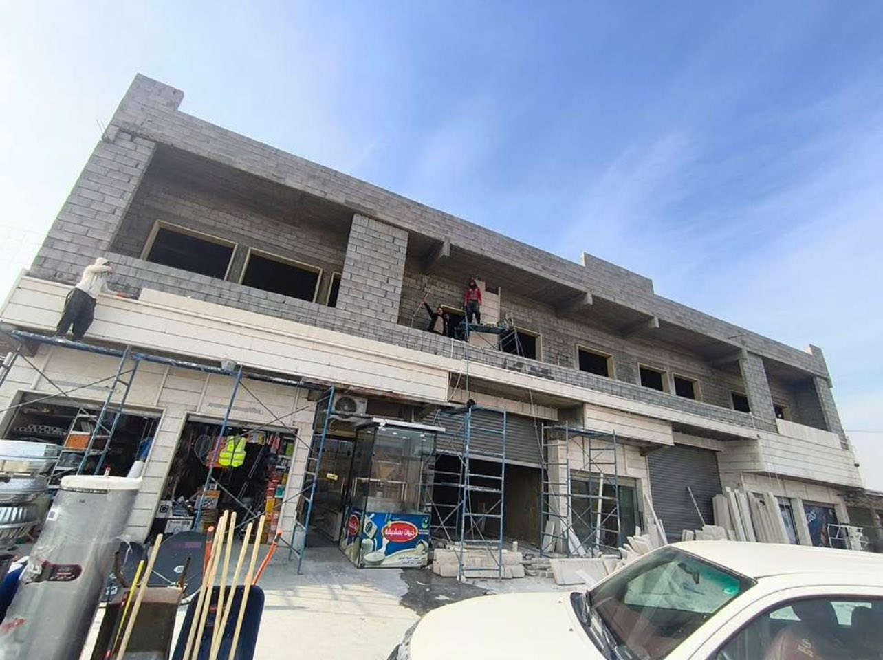 السلام عليكم اخواني الكرام
عندي مجمع للبيع يقع على مساحة 3000م٢ موقع ستراتيجي على أرض زراعية ملك يتضمن بناء أكبر قاعة للأعراس تتسع لحدود 1200 شخص بناء متكامل تفاصيله 
1/ ١٤ حمام مع تأسيس للبنى التحتية من ناحية الصحيات مع ٢ حمام منفصلين للعرسان و غرفة تبديل الملابس .
2/ قساطل عدد ٢ بمساحة كبيرة (٦×٨×١٠) اسفل كل جهة . 
3/ مطبخين حار و بارد .
4/ غرفة عرسان مع جاكوزي و مطبخ .
5/ غرفة للحانوت .
6/ غرفة للإدارة  .
7/ غرفة كونترول تحكم بالكهرباء .
8/ جلوس  VIP على طرفي القاعة بدرج و صميم دائري مميز يسع كل طرف إلى ١٠٠ شخص تقريبآ .
9/ سقف القاعة العلوي من مادة السندويج بنل .
10/ السقف الثانوي من مادة الجبسن بورد بنظام ملكي مع مدخل ملكي للعرسان بطول 30م تقريبآ .
11/ مدخل القاعة مميز بنظام الدخول الملكي مع وجود لتأسيس 5 شلالات .
12 / البوابة الخارجية كهربائية بنظام الشحن مع بابين خشبيين بمساحة ٤م لكل منهم . 
بالإضافة إلى القاعة الكبيرة يوجد قاعة أخرى تسع إلى 200 شخص تقريبآ للمناسبات الصغيرة (خطوبة/ختان/حفلة تخرج/اجتماع/مطعم مصغر) بسقوف ثانوية ملكية .
واجهة المجمع تشمل ٦ محلات (جميعها مؤجرة)مصممة كالآتي قابلة للتغيير كاملة و جاهزة من سقوف و كهرباء و جامخانة و خبنكات  .
1/٢ محل حلاقة نسائية و كوزمتك بمساحة ٥٠م تقريبآ .
2/ محل صالون حلاقة رجالي بمساحة ٢٥م .
3/ محلين مجهزة بأرقى أنواع الرفوف وكامل ينفع للمواد الغذائية و غيرها جاهز و متكامل .
4/ مدخل مخزن بمساحة 250م ينفع للعديد من المصالح جاهز مع خبنك كهربائي و بداخل المخزن حمام متكامل مع WC معزول عن المخزن .

الطابق الثاني فوق المحلات تصميم بناء مطبخ بمساحة 335م مع بناء 4 WC مع حمام متكامل مع التأسيس الأساسي للصحيات .

الطابق الثالث كافتيريا بمساحة 550م مع WC عدد ٢ منفصل للنساء و الرجال . 
علمآ القاعة مجهزة ...
بئر ماء خاص
محولة كهرباء خاصة 

العنوان موصل ناحية بعشيقة
***********
***********
***********
***********
