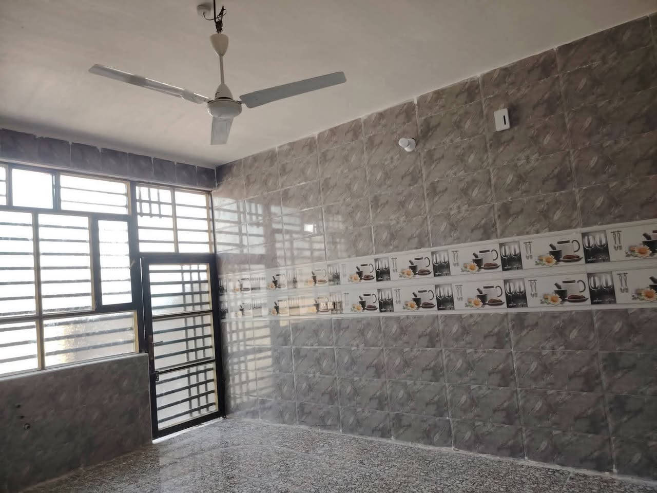 السلام عليكم
يعلن مكتب الخبير للعقارات 
وجود دار مساحه 180م
خلف معارض الميثاق
مكونات الدار //استقبال ومطبخ وغرف نوم عدد اثنان مجموعات صحيه داخليه وخارجيه كراج
البيت جاهز للسكن
السعررر 58مليون

للاستفسار مراجعة مكتب الخبير مقابيل شارع الدوب اومقابيل مركز الشباب
للاستفسار الاتصال ***********
