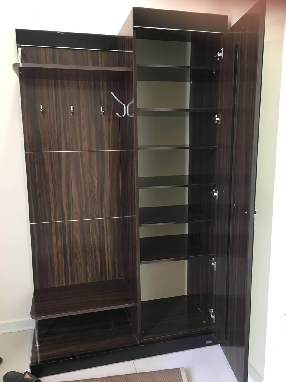 شوێن پێڵاوولایەکیشی شوێنی هەلواسینی قاپوت و چەتر بۆ مدخلی خانوو بەکاردێت ٢م بە ١٢٠ سم نرخی ١٢٠ هەزارو کەمێ  مامەڵە بۆ زانیاری زیاتر پەیوەندی بکەن بە 
*********** السليمانية, العراق
