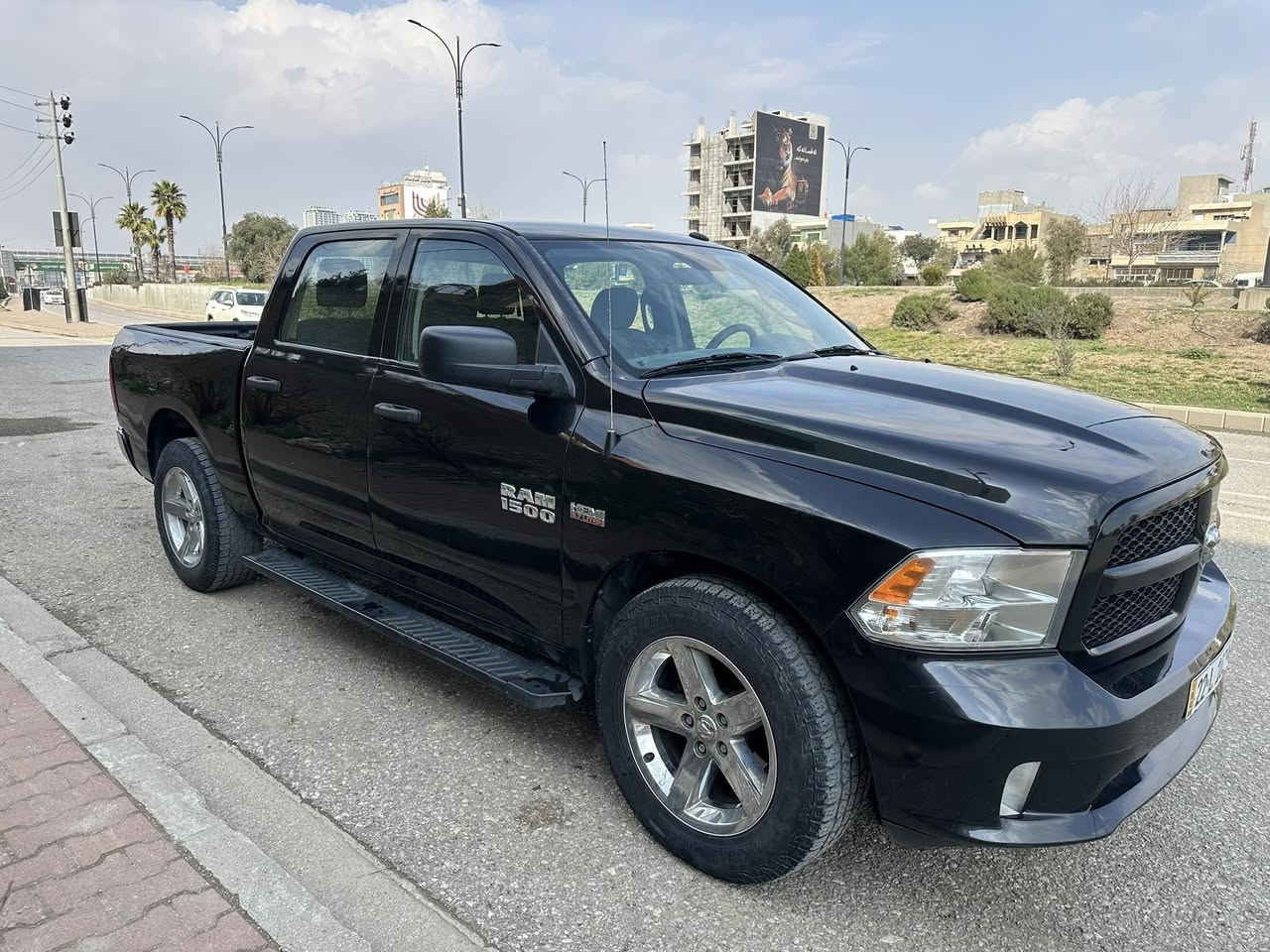 سلام عليكم 
دوج رام موديل ٢٠١٧ مكينه ٨ سلندر مامفتوح فور ويل باب طويل بودي صغير چملخ وباب خلفي جهة سايق مصبوغ مواصفات كندي مايطلع صور حادث بس عندي تقرير كار فاكس سعره ١٨٠ مكان سياره سليمانيه ***********
