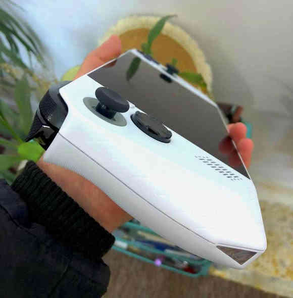 Asus ROG Ally z1
مستخدم قليل كلش نضافة 100 ٪

السعر 550 الف 
تواصل *********** واتساب 

مواصفات الجهاز💢
الشاشة: 1080 بكسل (FHD)، معدل تحديث 120 هرتز 4k تدعم FreeSync.
المعالج: AMD Ryzen Z1 اقوة معالج بجيلة
التخزين: 512 كيكة 
نظام التشغيل: Windows 11
البطارية: بطارية بسعة 6000 مللي أمبير في الساعة مع دعم الشحن السريع بقوة 65 واط شاحن اصلي
المنافذ: منافذ USB-C للشحن وتوصيل ملحقات خارجية، ومنفذ سماعة
نظام تبريد حراري Zero Gravity
