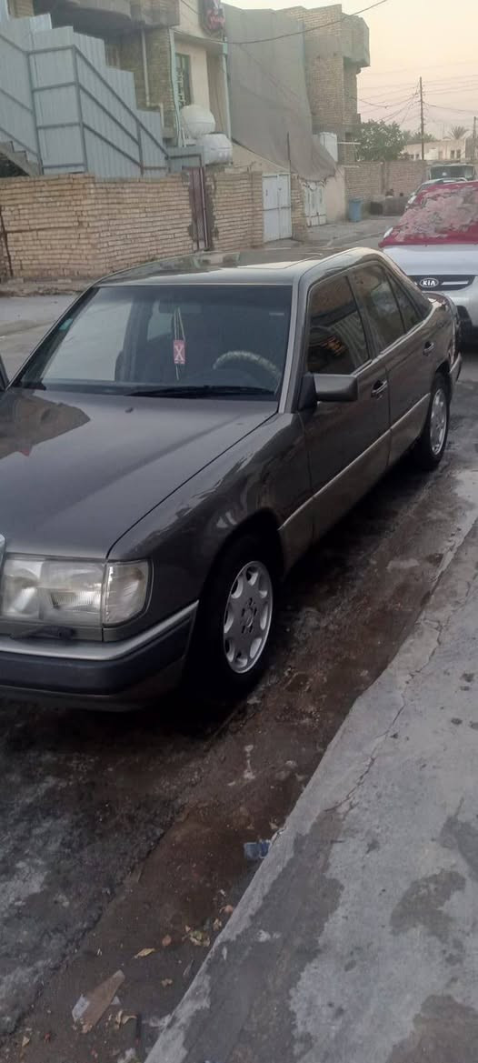 السلام عليكم مرسيدس للبيع موديل 90 بغداد الشعب سياره مقفوله للصبغ للجماليه ماكينه وقير سعر 85 رقم ***********
