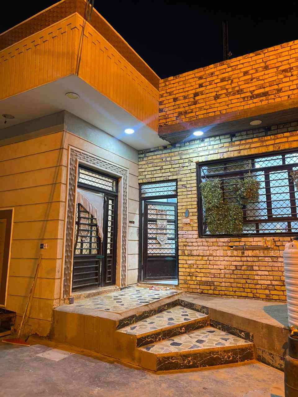 السلام عليكم دارين للبيع  مساحه كل واحد 200متر الركن والي بصفه بنيان حديث درجه أوله عنوان اول متصعد سده الدفاس اول نزله كافة الخدمات متوفره مي مجاري كهرباء علمآ البيوت زراعي بيهن قرار تطويب تريد واحد او ثنين للستفسار الاتصال *********** غير متوفر خاص سعر البيت الواحد 140وبي مجال
