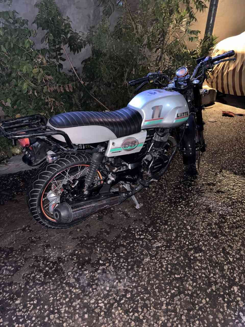 لاتي محرك 150 مكان كربلاء الروضتين 
سعر مليون وميتين وبيها مجال موديل 21 
اوراق اصولي مستعجل على البيعه 
***********
