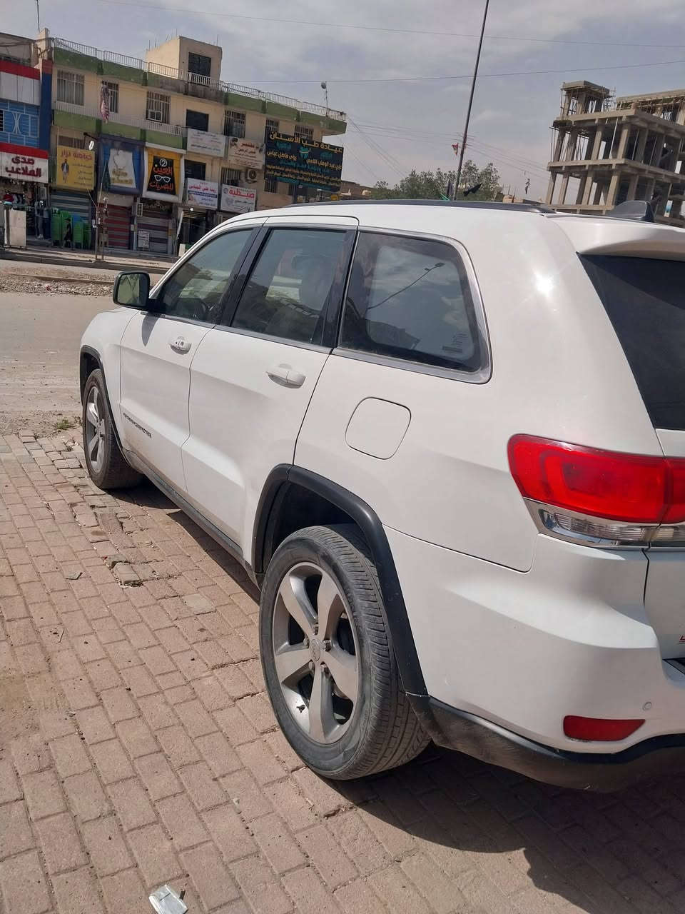 جيب شيروكي امريكي موديل ٢٠١٤ مبدل بنيد وجاملغ السايق مع صبغ الجاملغ الخلفي الأيمن مكينة كير تبريد خير من الله ٦ سلندر مكينه ٣٦٠٠ السعر ١٧٠ وبيها مجال مكاني بغداد الحبيبيه *********** السياره سنويه بأسمي جديده وهزة جديده
