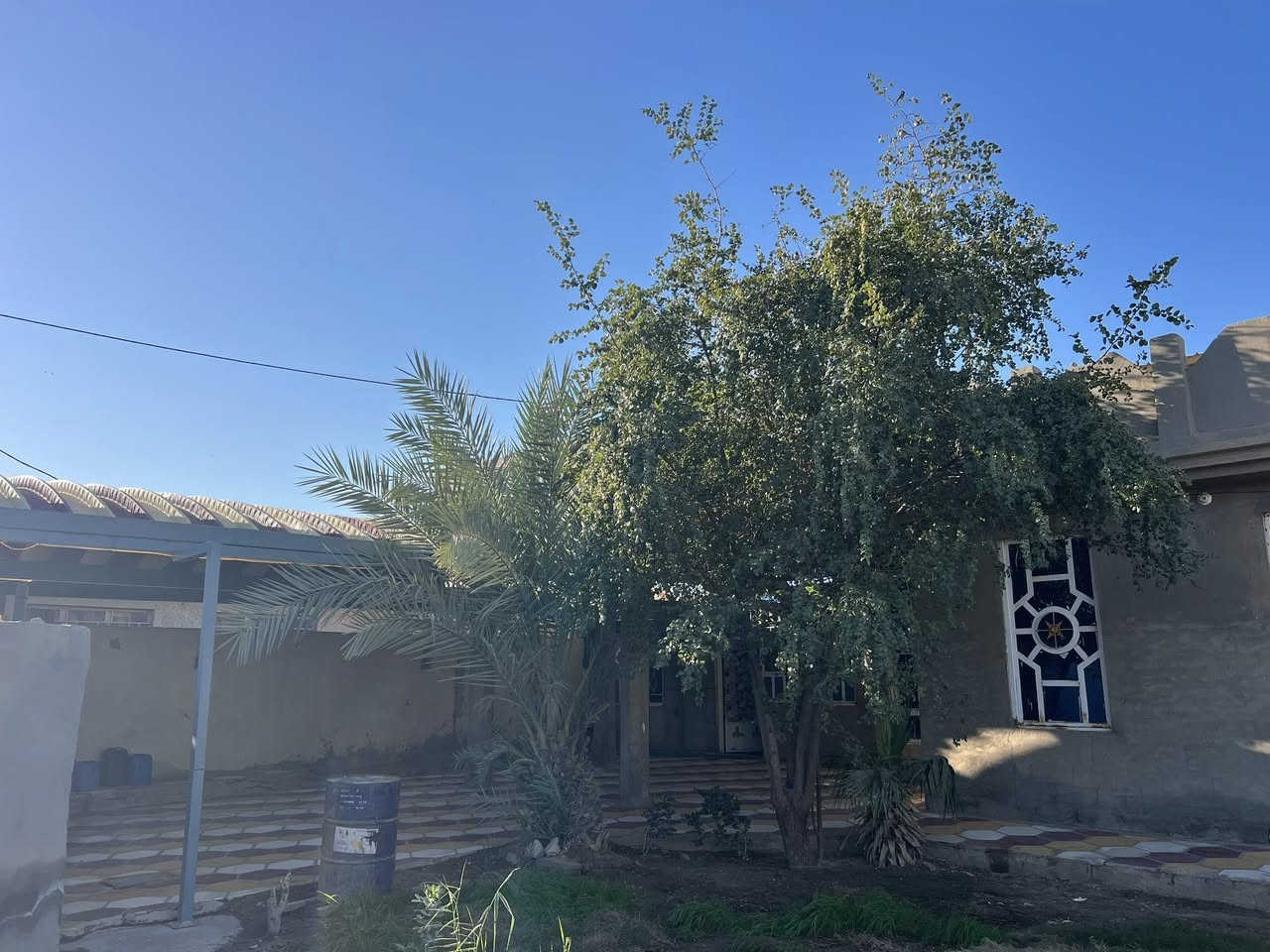 السلام عليكم بيت البيع مساحته الكلي 550 والبناه 260 طابو ع 25 
غرف 2جوه و2 فوك
حمامات 3 2 فوك واحد جوه
مطبخ 2 حار وبارد
صاله
هول
ستقبال 
قرب سيطرت الج بشارع جامع  عتره المصطفى منطقه سويدي
 
التصال ***********
