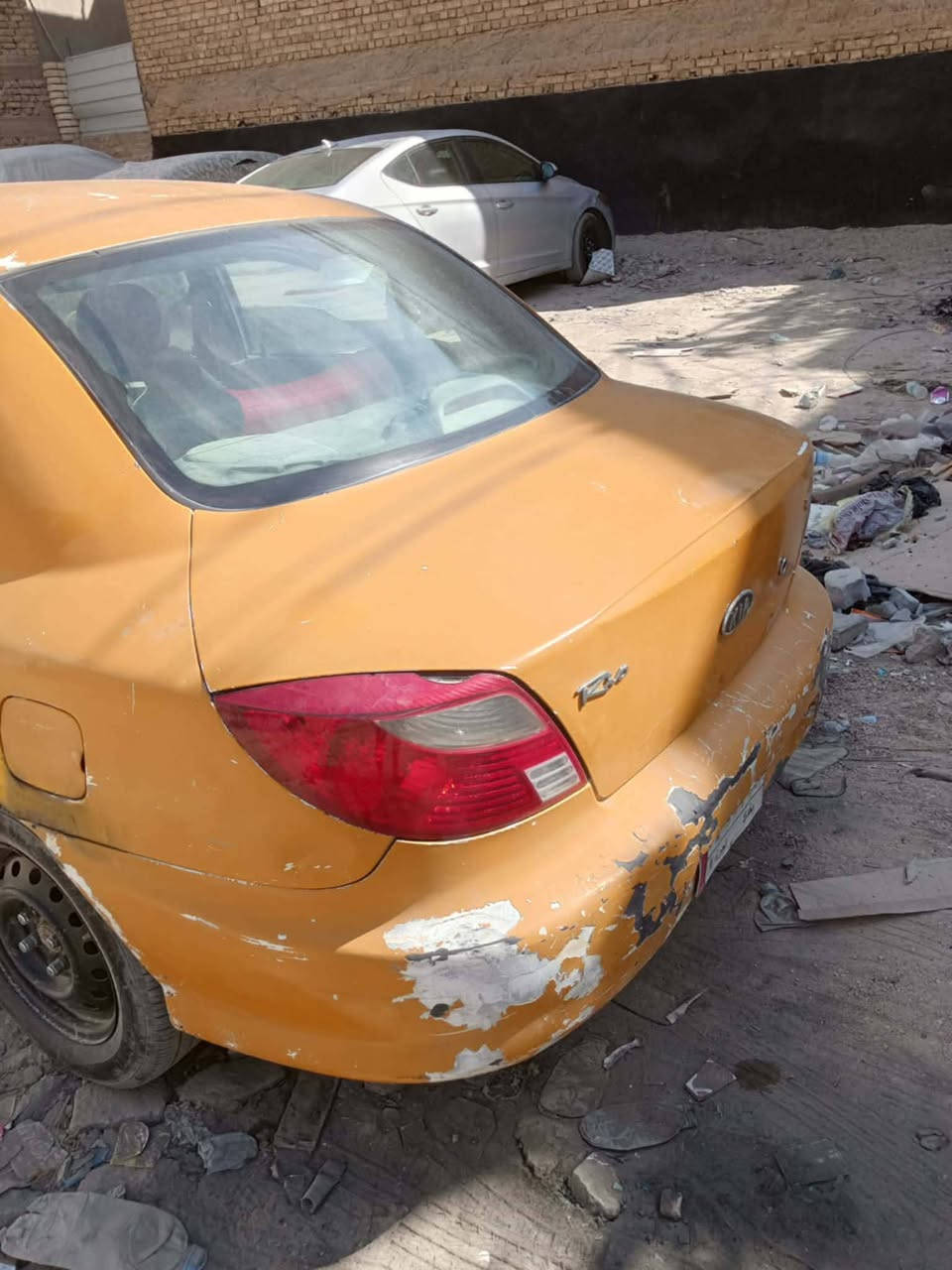 للبيع كيه ريوو ٢٠٠٣ وارد امريكي  غرامات صفر والهيءه ما اعرف شكد عليه سياره يرادله صبغ بس كشرته تعبانه فقط لا خياس ولا ضربه قويه تحويل ثاني يوم كير عادي  جديد باتري جديد مكينه دخن مفتوح مو مسكر  مكاني دوانيه سعره ١٩وبيه مجال واذا مراوس ترهم رقم ***********
