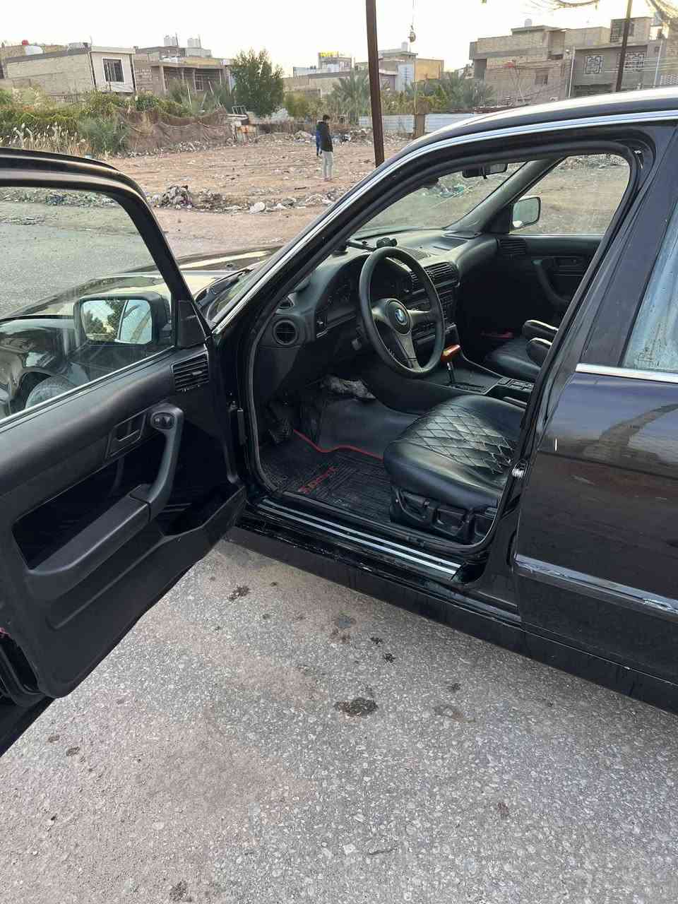 سلام عليكم شباب  BMW للبيع
اصل 535 
مكينه  مفتوح  535اصل 
كير اوتماتيك
مديل 1994
كهربائياته كله شغاله 
كشنات اسود جلد بلادي 
جام كهرباء 
دركهm
ويل خليه اصلي 
منضومه زنون جديده 
رقد ديالى نكليزي بسمي شرط مداو
سعر 40 وبيه مجال 
***********
