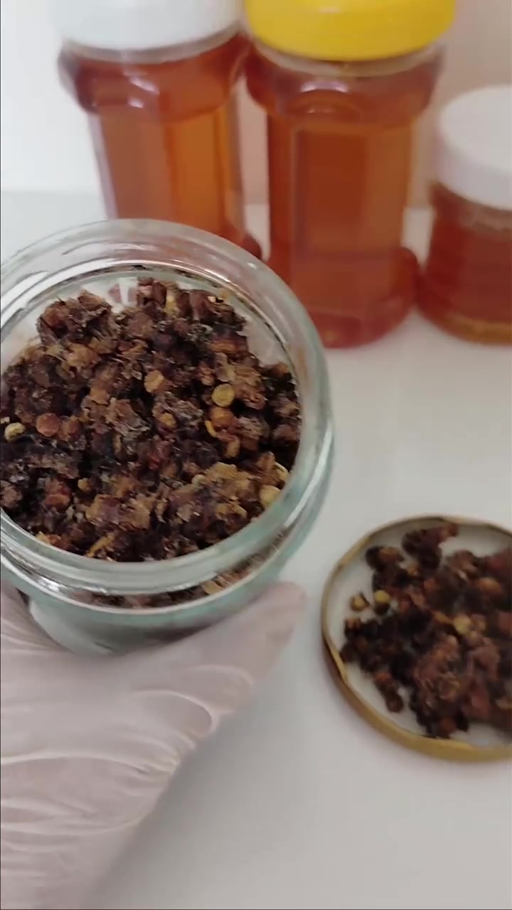 خبز النحل... غذاء طبيعي غني بالعناصر الغذائية 🐝🌿
خبز النحل هو حبوب لقاح جمعتها النحلات وخزنتها داخل خلايا الشمع، ثم أضافت إليها الإنزيمات والرحيق، فتخمرت طبيعيًا وأصبحت أسهل هضمًا وأكثر فائدة.

من أبرز فوائده:
🍯 يدعم الطاقة والنشاط.
🌼 يساهم في تقوية المناعة.
🧠 يساعد على تحسين التركيز والذاكرة.
💪 يمد الجسم بالفيتامينات والمعادن والأحماض الأمينية.
❤️ يساهم في دعم الصحة العامة عند تناوله ضمن نظام غذائي متوازن.

طريقة الاستخدام:

- تؤخذ كمية صغيرة ( ملعقة شاي يوميًا).
- يمكن مضغها مباشرة، أو خلطها مع العسل.
- يُفضل تناولها صباحًا على معدة فارغة أو قبل الإفطار بـ 20–30 دقيقة.

تنبيه:
قد لا يناسب خبز النحل الأشخاص الذين لديهم حساسية من منتجات النحل أو حبوب اللقاح، لذلك يُنصح بتجربة كمية قليلة أولًا أو استشارة الطبيب عند وجود حساسية معروفة.


**إذا كنت صاحب هذا الإعلان وتريد حذفه لأي سبب، رجاءا أرسل رسالة إلى الدعم الفني**