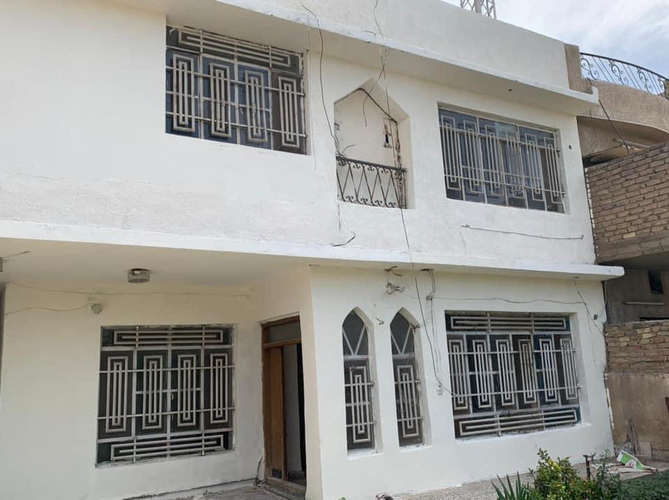 🏡✨ #بيت للبيع #وبسعر مناسب 🏚️🪟
 في #موقع مميز  في #حي_الجهاد✨🏡
إذا كنت تبحث عن موقع مميز هدوء☘️
🔴 يقع بين #مربع جامع النور ومربع السمجة �📍 موقع راق #وهادئ  قريب من الشارع العام والأسواق والمدارس وجميع الخدمات اليومية.
📐 المساحة: 200 متر مربع

🏠 مواصفات البيت:�✅ حديقة جميلة وواسعة�✅ كراج كبير يتسع لأكثر من سيارة�✅ صالة كبيرة ومريحة للعائلة والضيوف�✅ 3 غرف نوم واسعة�✅ حمامان�✅ مخزنان�✅ تصميم عملي ومساحات مريحة
🌟 قريب من الأماكن المهمة، مما يجعله خياراً مثالياً للسكن
📞 للاستفسار يرجى الاتصال/***********
