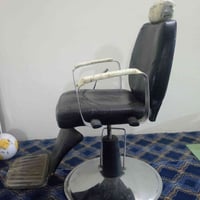 كرسي حلاقه للبيع نضيف اخو الجديد مابي اي عطل الشراي يراسلني او هذا رقم...