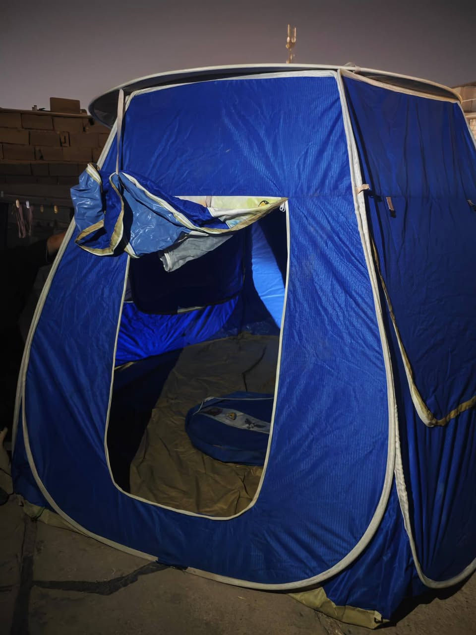 السلام عليكم
خيمة سداسية قماش قوي، مستعملة قليل جدا
ارتفاعها 210 سم، مساحتها 12 متر
بيها ابواب وشبابيك تنفتح وتنسد بالزنجيل
مع ناموسيات لمنع دخول الذباب والحشرات ، السعر 100 الف
***********
