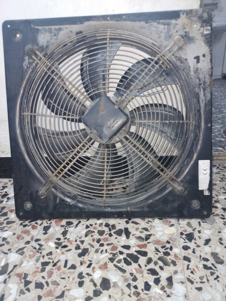 ساحبه شغاله لبيع قياسها 60 عدد أربعة سعره وحده 45 الف وبيها مجال مكان بغداد بلديات الظباط رقم الهاتف ***********
