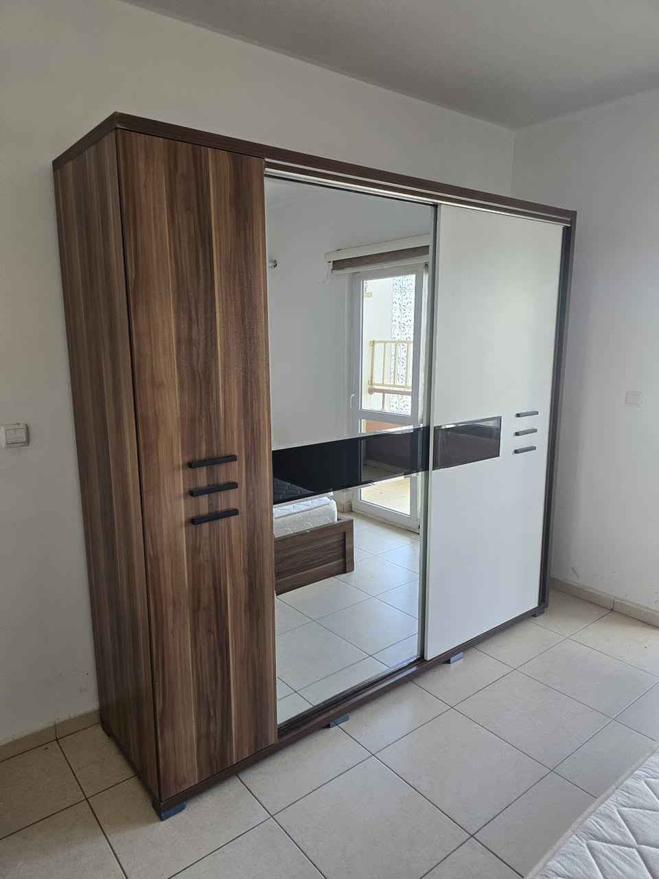 ئه شياي ناو مالى كامل بو فروشتن
بو په يوه ندى
هه موى به مليونيك
***********
