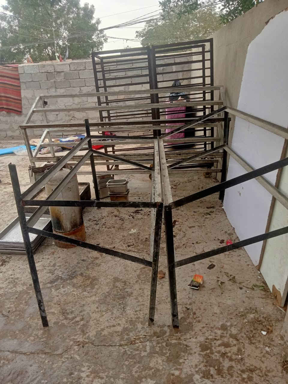 عرباين عدد ٢ميز عرض عدد ٣ صواني عرض كعك سل ستسل عدد ٢٠صفريات عدد ٢٠بطل خماره  ***********
