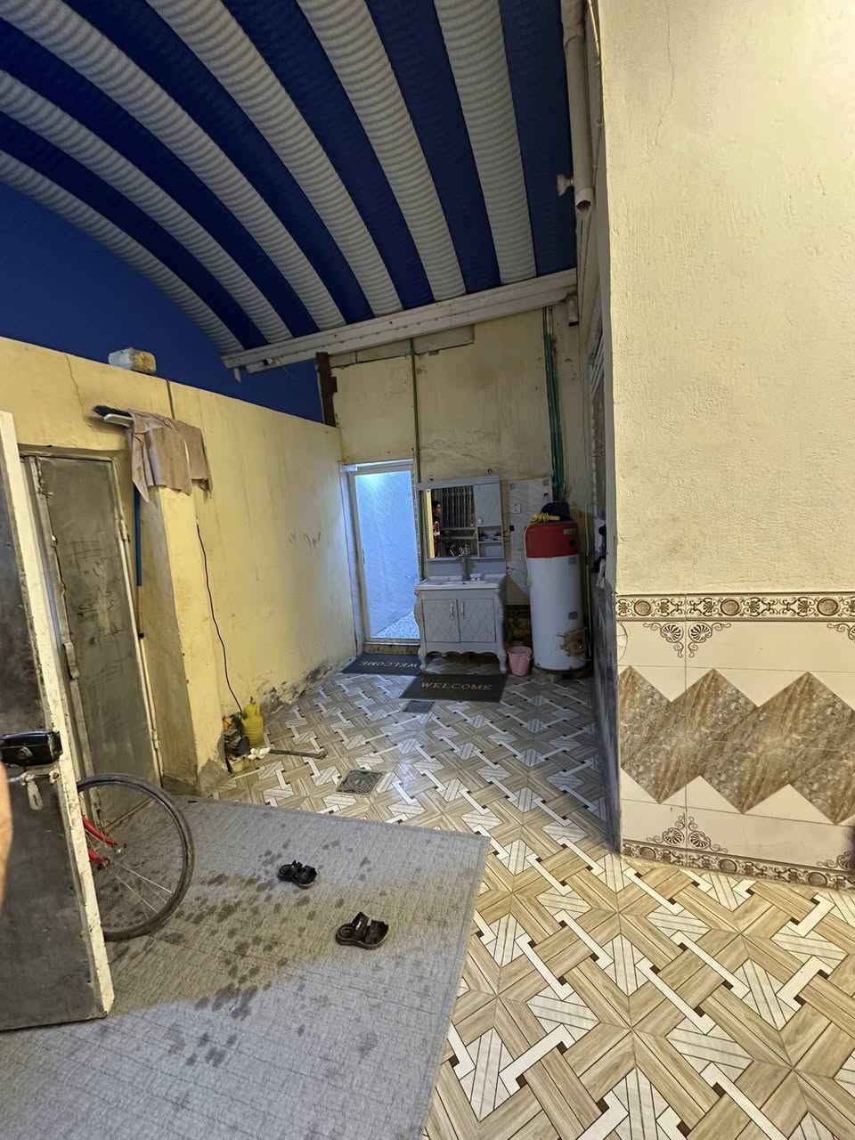 #يتوفر بيت للبيع طابو زراعي سند ٢٥ اقرار محكمه مداور ثاني يوم
المساحه / ١٥٠ متر مربعه 

الموقع / الشارع العام مقابيل بانزين خانه ال همروز خلف المحلات

طابق ونص 

غرفتين و صاله و مطبخ و صحيات 
وغرفه فوك 

اساس صب 
بناء درجه اولى ارضيه و البيت كله سيراميك
البناء جديد جدا

#للاستفسار__والتواصل
***********
