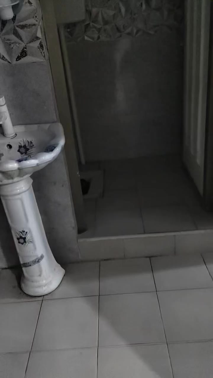 بيت البيع وقف سني مسجل بالوقف بالتنومه بشارع الرسول مساحته ٢١٠ غرفتين ودوانيه ومطبخ وهول جبير وحديقه سقف كونكريت بناء جديد الارض اصولي بيه حجه الاستفسار *********** واجهه ١١ ونزال نزال ٢١ سعره ٨٠ وبي مجال قليل
