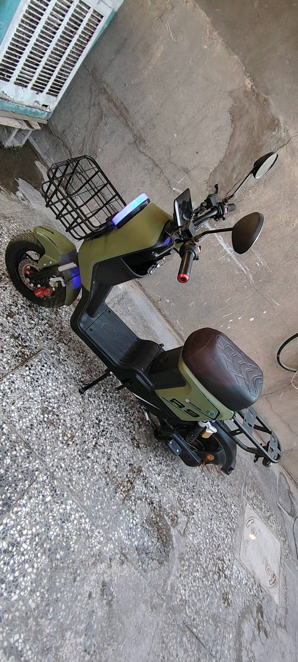 إعلان بيع دراجة R9- بغداد ⚡️
​ دراجة شحن R9 نظافة 90% - استعمال 5 أشهر فقط
​التفاصيل:
للبيع دراجة كهربائية ماركة R9 المعروفة بجودتها وعزمها القوي، الدراجة شبه جديدة ومثالية جداً لمن يبحث عن الاقتصاد والراحة في التنقل.
​مدة الاستخدام: 5 أشهر فقط (استعمال حشمة).
​المسافة المقطوعة: 7500 كم.
​النظافة: 90% (نظيفة جداً وبدون أي عيوب).
​كفاءة البطارية: تقطع مسافة 35 كم بالشحنة الواحدة (أداء حقيقي ومجرب).
​المواصفات الفنية:
​نظام 4 سرعات للتحكم بالعزم والسرعة.
​شاشة ديجيتال LCD دقيقة لعرض مستوى الشحن والسرعة.
​دبلات (مساعدات) أمامية وخلفية بحالة ممتازة لراحة تامة في المطبات.
​نظام إضاءة LED كامل وهورن قوي.
​📍 الموقع: بغداد - الكمالية
💰 السعر: 400 ألف دينار عراقي (قفل)