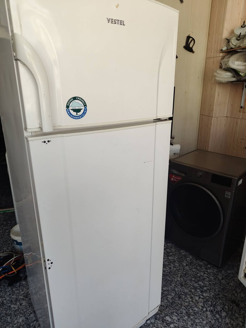 ورشة المهندس لتصليح كافةالاجهزه الكهربائية والمنزليه
متوفر للبيع ثلاجه ڤستل + طباخ  للبيع
هاتف ***********
