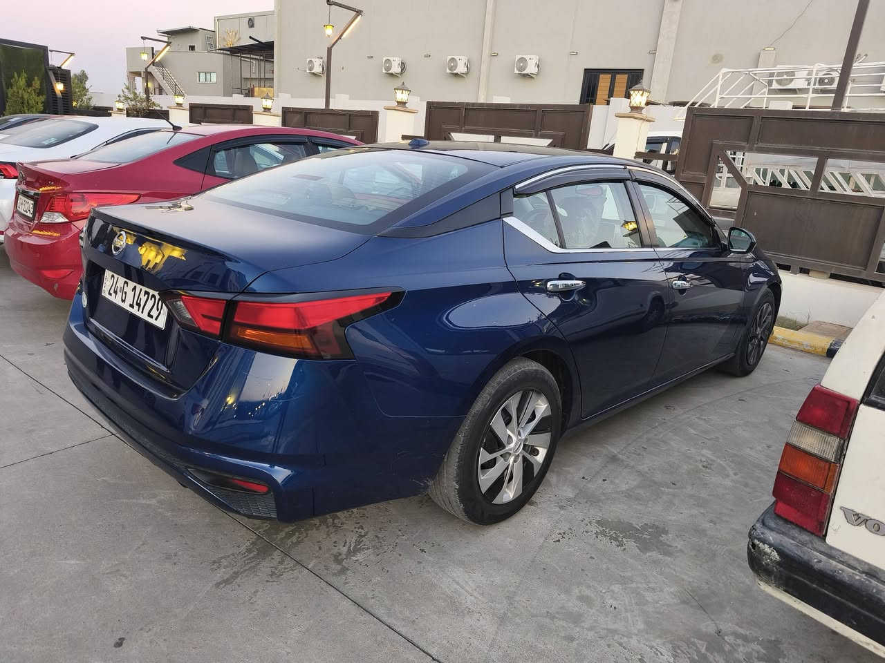 Nissan Altima   S
2020 
-بصمة تشغيل 
-بصمة أبواب 
- تشغيل عن بُعد 
- المُحرك 2500 
-التوقف ذاتي
-شاشة كبيرة 
- كُشن كهربائي 
-شاشة اعطال 
-كامرة خلفية 
-عداد الكتروني + رقمي
-ثلاث انظمة قيادة : عادي + سبورت + نظام صعود
-التبريد ثلج
-ماشيه 850 mil
-الرقم دهوك باسمي
سياره جاهزه 
***********
مكان السياره موصل الايسر
-حادثها بين الجاملغ والبونيد
