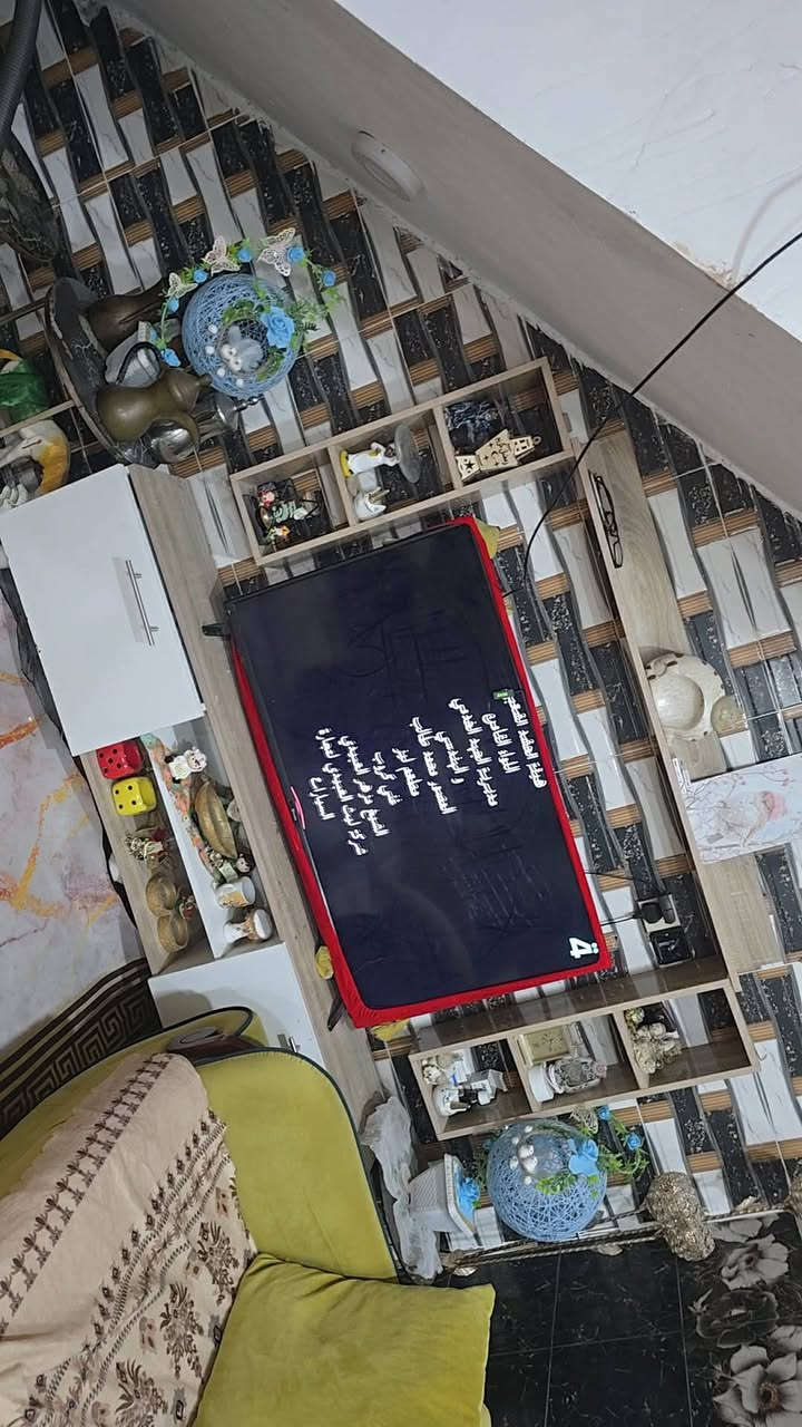 السلام عليكم للبيع ميز بلازمه و مرايا وطبليته شارع المطار الجديد فرع مجمع جوهرة العرب ***********
