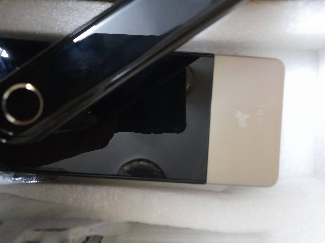قفل ذكي (Smart Lock)
الميزات والوظائف الموضحة على الصندوق:

بصمة الإصبع: يدعم فتح القفل عبر التعرف على البصمة الرقمية.

البطاقة الذكية: إمكانية استخدام بطاقات الدخول الممغنطة أو الذكية (IC Card).

كلمة المرور: لوحة مفاتيح لإدخال الأرقام السرية لفتح الباب.

سجل الفتح: الاحتفاظ بسجل العمليات لمعرفة أوقات وتفاصيل الدخول.

تنبيه انخفاض البطارية: يصدر إشعاراً عند حاجة البطاريات إلى الاستبدال.

الحماية من السرقة: نظام إنذار أو تصميم مقاوم لمحاولات التخريب والكسر.

المفتاح الميكانيكي: يحتوي على منفذ مفتاح تقليدي للحالات الطارئة.

شريحة ذكية: معالج متطور لتأمين البيانات وسرعة الاستجابة

 السعر ٥٠ الف مع التوصيل


**إذا كنت صاحب هذا الإعلان وتريد حذفه لأي سبب، رجاءا أرسل رسالة إلى الدعم الفني**