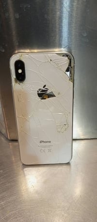 ايفون x ذاكرة 64 شاشة و بطاريه امبدله السعر 120. قفل 100  المكان العام...