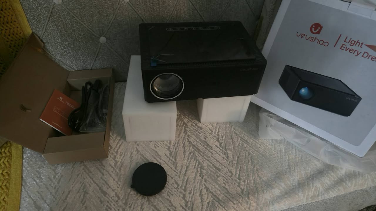 نوع VEVSHAO، وبالتحديد الموديل A25.
يعمل بنظام أندرويد ويدعم واي فاي، مما يجعله ذكياً وقابلاً للاتصال بالإنترنت. 

يوفر دقة عالية تبلغ 1080 بكسل مع دعم تشغيل فيديو بدقة 4K وتجربة ثلاثية الأبعاد. 

يتميز بسطوع يصل إلى 1200 ANSI لومينز ونسبة تباين 18000:1 لتجربة بصرية واضحة. 

يعتبر جهازاً محمولاً مناسباً للترفيه المنزلي، الاجتماعات المكتبية، والتعليم.


**إذا كنت صاحب هذا الإعلان وتريد حذفه لأي سبب، رجاءا أرسل رسالة إلى الدعم الفني**