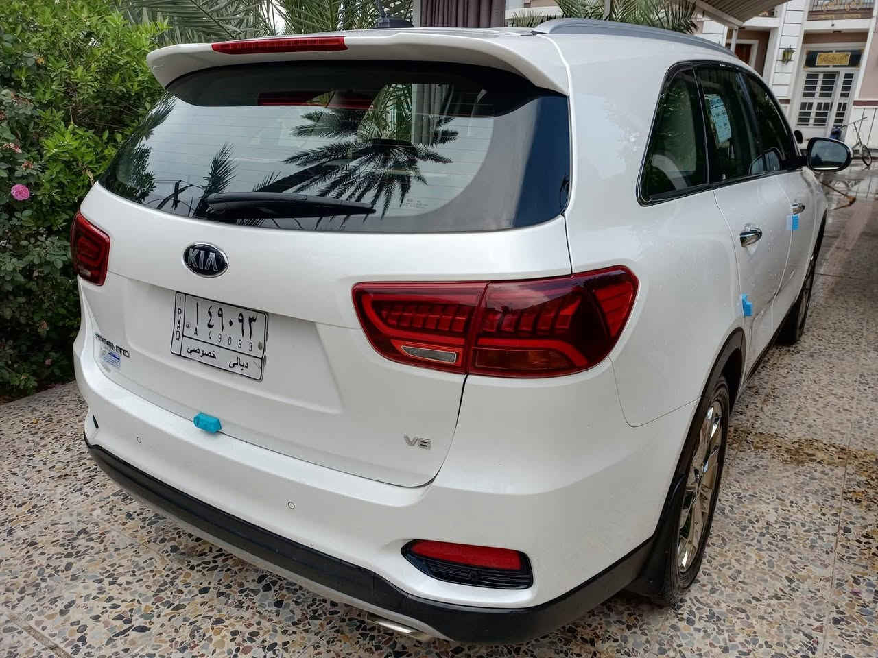 ‏السلام عليكم
‏للبيع أو مراوس بسورنتو أحدث 
‏سورنتو 18 شكل ال 20  بيها بارد بالجاملوغ الخلفي صفحة السائق 
‏باب السائق مفتوحة حسب السونار ولو اني مشتريها مكفولة
‏ماشية 121 ألف حقيقي 
‏رقم ديالى 
‏بصمة تشغيل عدد (2) 
‏بصمة أبواب 
‏بردات خلفية 
‏كشنات جلد
‏الكراسي الأمامي كهرباء 
‏الصندوق كهرباء 
‏اشاير بالمري 
‏مري شفط
‏7 راكب 
‏3 قطع تبريد 
‏السيارة مكانها محافظة ديالى ناحية جديدة الشط 
‏السعر 230 وبيها مجال بسيط حق الجية 
‏للاتصال *********** متوفر واتس إب
