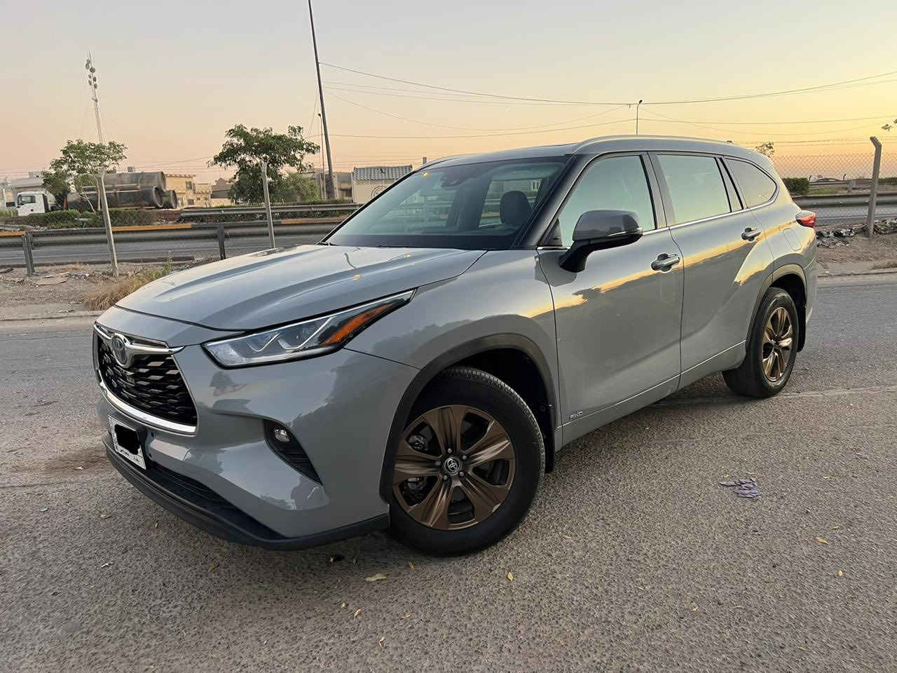 السلام عليكم
(.  تويوتا هايلندر  للبيع.  ) 
موديل 2022  هايبرد XLE
ماشية 29 الف 
اللون اسمنتي 
حادث سطحي  جاملغ وبنيد بدون دواخل 
ارباكات سليمة 
حتى بدنه وراديترات نفسهن بلاديات 
صدر كير محرك تبريد جديد 🆕 

بصمات
سلايد روف
7راكب 
كشنين كهرباء
كشنات تدفئه
كشنات جلد لونين مميز 
سايد بريك بصمه 
اوتو هولد

EV Mood
كشافات ضباب 
صندوك كهرباء ⚡️ 
وبعد هواي مواصفات 
 
السعر 290  
بغداد الغزالية 
 هاتف ☎️ ***********
