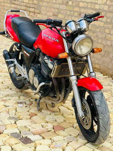 من رخصة الاآدمن السلام عليكم ،سيبي فور جيل اول 16 ولف محرك ما مفتوح كلشي شغال بيها، فقط تلحيضات بسيطة كلش، هس توني مسويلها ادامة الله شاهد من بدالات من راديتر من جوزة تشغيل تاير امامي جديد لايت عالي ناصي شغال دبل اشارة ، سطب خلفي  بريك بالمكان يكطع  تجي ترايك وين متدريد ،الدراجة اوراق
المكان ميسان  
السعر 13 ورقة وبيها مجال و اليجي ما ارجعه
*********** واتساب 
*********** اتصال
