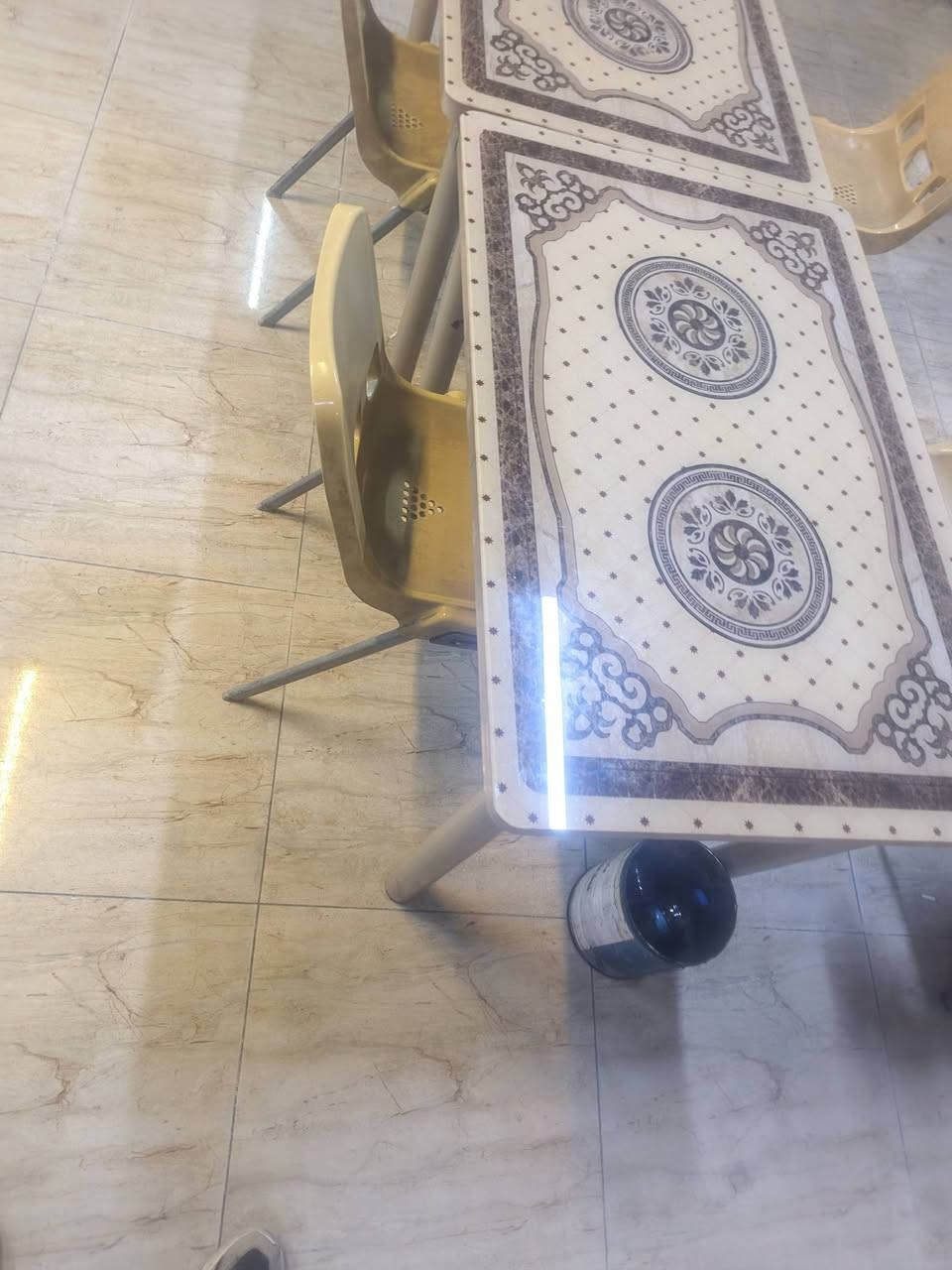 ميز طعام بدون كراسي ابيع الشراي يتصل *********** أو يجي خاص
مكاني القادسية مقبيل حلويات الشام
