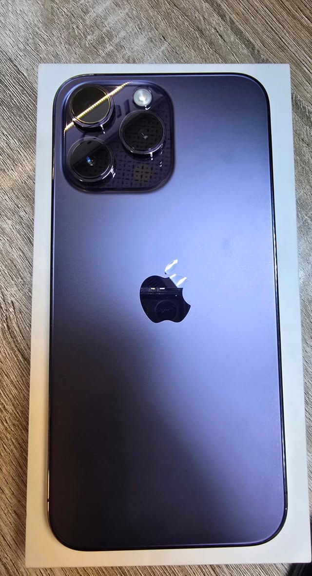 ايفون 14 بروماكس عربي شرق اوسط ضمان وكالة ماستر ذاكرة 256 وبطارية 81 بلادية جهاز لامرفوع بطارية ولا مفتوح وبي ضمان .. جهاز جدا نظيف يجي ويا كارتونة والكيبل الاصليات مالته.. سعره 885 الف.. مكاني بغداد الاعظمية ***********
