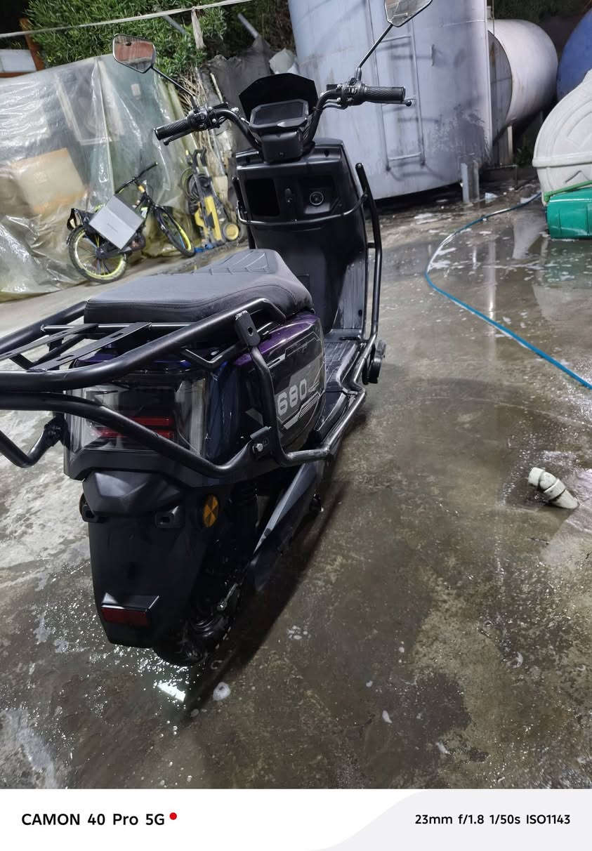 سلام عليكم دراجة 680 جديدة صار لها  شهر من فتحتها  من الكارتون ماشية الفين الدراجة جديدة اي شي مابيها تمشيك بل شحنة يوم كامل ٦ بطاريات  او ملف 2000 لايت عالي ناصي زين نون درع اشاير  الدراجة فول  .. رقم التواصل *********** سعر 850 بي مجال بسيط مكاني بغداد
