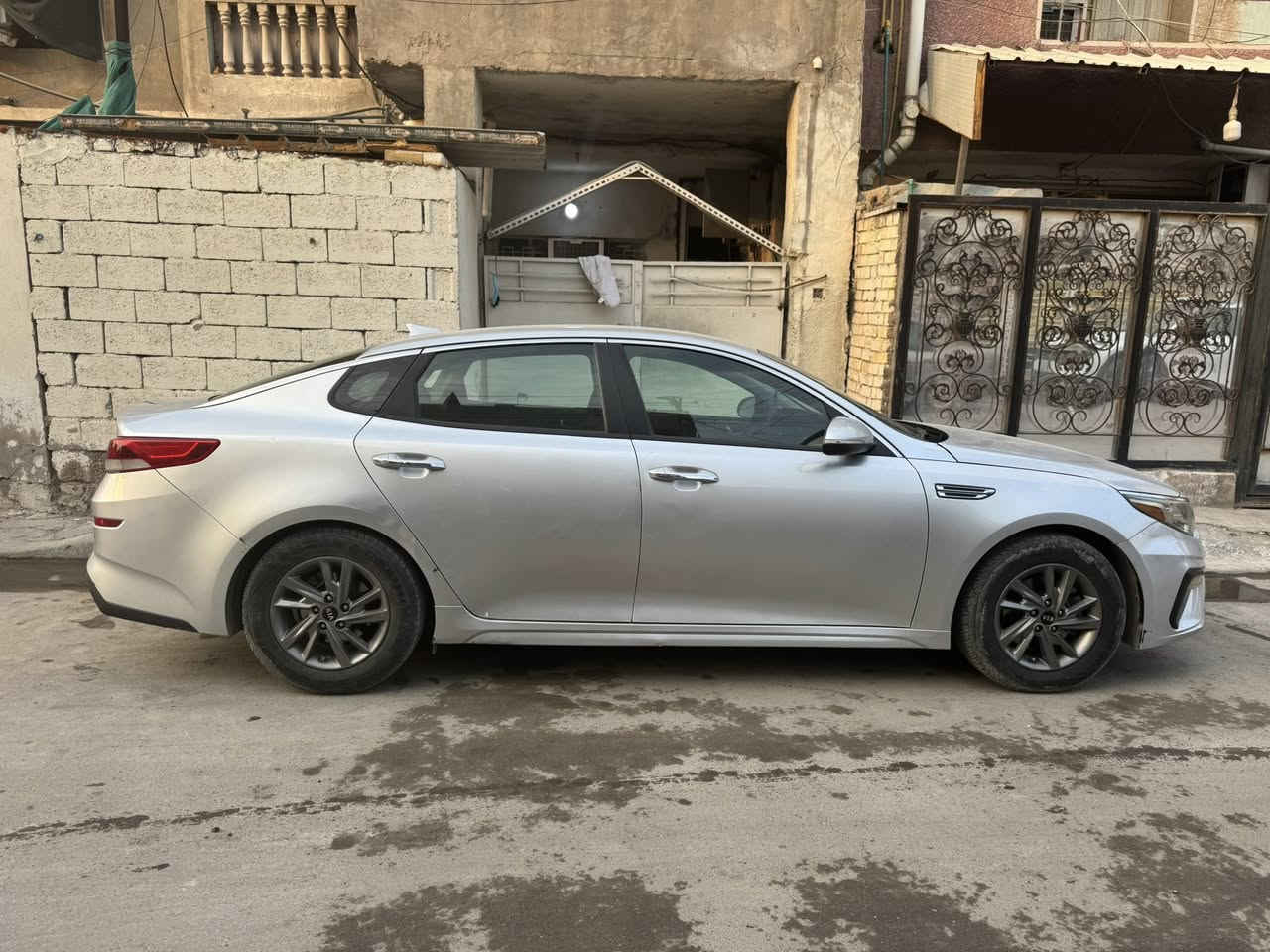 كيا اوبتما FE 2020 
وارد امريكي حادثها قطعه وحده فقط البنيد ومبدل، بيها طخات موضحه بالصوره مطخوخه هنا يمنه، مكينه وگير جديدات ماشيه 81 ميل تخم تايرات جديد قبل شهر اشتريته دواخل نظيفه ميه بالميه رقمها اربيل وباسمي ثاني يوم تحويل السعر 139$ وبيها مجال
📍بغداد الامين الثانيه
رقمي ***********
واتساب***********
