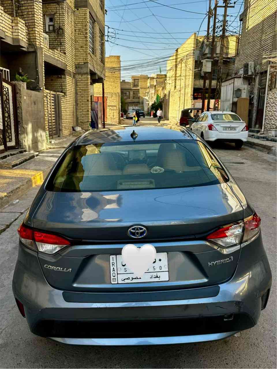 السلام عليكم للبيع سيارة تويوتا كورولا هايبرد (Hybrid) موديل 2020 (وارد أمريكي)

السيارة بدون قطرة صبغ نهائياً 
​حادثها بسيط جداً: فقط الجاملغ اللي عكس جهة السايق (الجهة اليمنى) وبي تعديل بارد مرجوع بدقة وبدون أي صبغ

​السيارة رقم بغداد ألماني باسمي (خصوصي) ملصق وجاهز، باسمي وتحويلها مضمون وسهل. سيارة كاملة مكملة وجاهزة للمستخدم، واقتصادية جداً بمصرف البنزين 

​المحرك: 1800 سي سي هجين (هايبرد)، منظومة نظيفة جداً وبحالة ممتازة.

​اللون الخارجي: سمائي / ميتالي مميز جداً ونظيف
​أنظمة الأمان: رادار أمامي متطور (حساسات الزجاج الأمامي لتثبيت السرعة الذكي وتجنب الاصطدام)
ومنظومة إيرباغات كاملة
​
شاشة وسطية كبيرة الحجم تعمل باللمس، تدعم بلوتوث وكار بلي والاتصال بالهاتف والتحكم الكامل بالوسائط
ستيرن متعدد الوظائف (تحكم جهة اليمين واليسار) للتحكم بالشاشة، الرادار، وتثبيت السرعة بدون تشتيت عن الطريق.
​التحكم بالبريك: تحتوي على نظام البريك الإلكتروني الذكي (Handbrake Button) مع خاصية الـ Auto Hold المريحة جداً في الازدحامات
​التبريد ثلج ما شاء الله السيارة مغلفة بالكامل (تغليف أرضية للحفاظ عليها، وتغليف كشنات درجة أولى بلونين مميزة وجاهزة)

مكان السيارة بغداد البلديات 
موجود فقط واتساب او على الخط
***********
*********** بغداد, العراق
