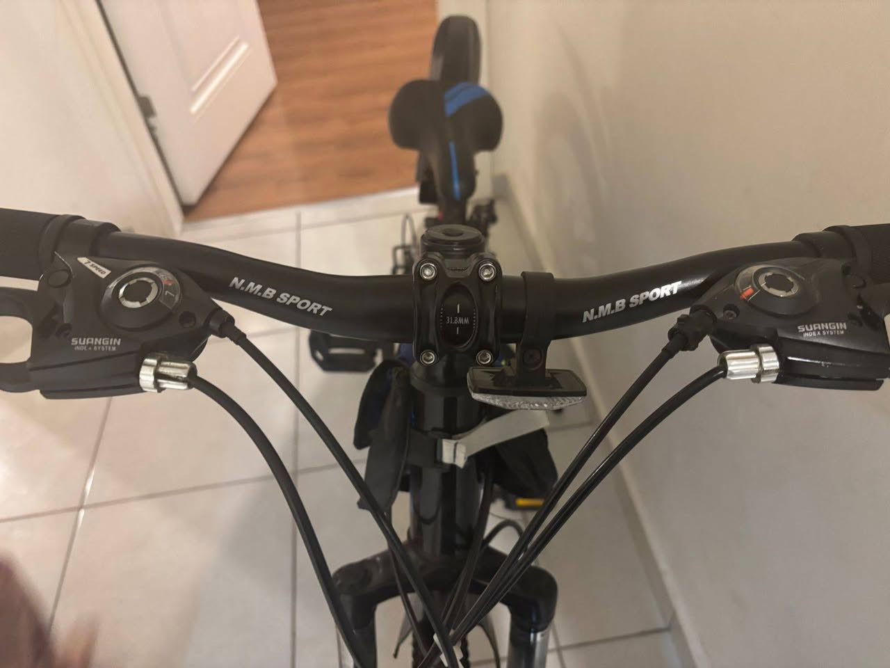 🚲 بايك رياضي للبيع – نظيف استعمال خفيف جداً

بايك نوع N.M.B SPORT بحالة ممتازة، استعمال شخصي وخفيف، ما محتاج أي تصليح وجاهز للمشي فوراً 👌

المواصفات:
✔️ إطار قوي وخفيف
✔️ مساعدات أمامية (امتصاص صدمات)
✔️ سرعات متعددة (تبديل ناعم)
✔️ فرامل ديسك أمام وخلف
✔️ تايرات عريضة وثابتة بالطريق
✔️ جناحات أمام وخلف ضد المي
✔️ حامل قنينة مي
✔️ شنطة صغيرة قدّام للموبايل أو الأغراض
✔️ كشاف خلفي للسلامة

✨ الحالة:
نظيف جداً، استعمال قليل، محفوظ داخل البيت
✨ مناسب لـ:
المشاوير اليومية – رياضة – طلعات

📍 السعر: 130 دولار 
📞 للتواصل: ***********
